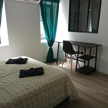 La Celiane- Climatise Avec Patio Classe 3 Etoiles קסטלנודארי